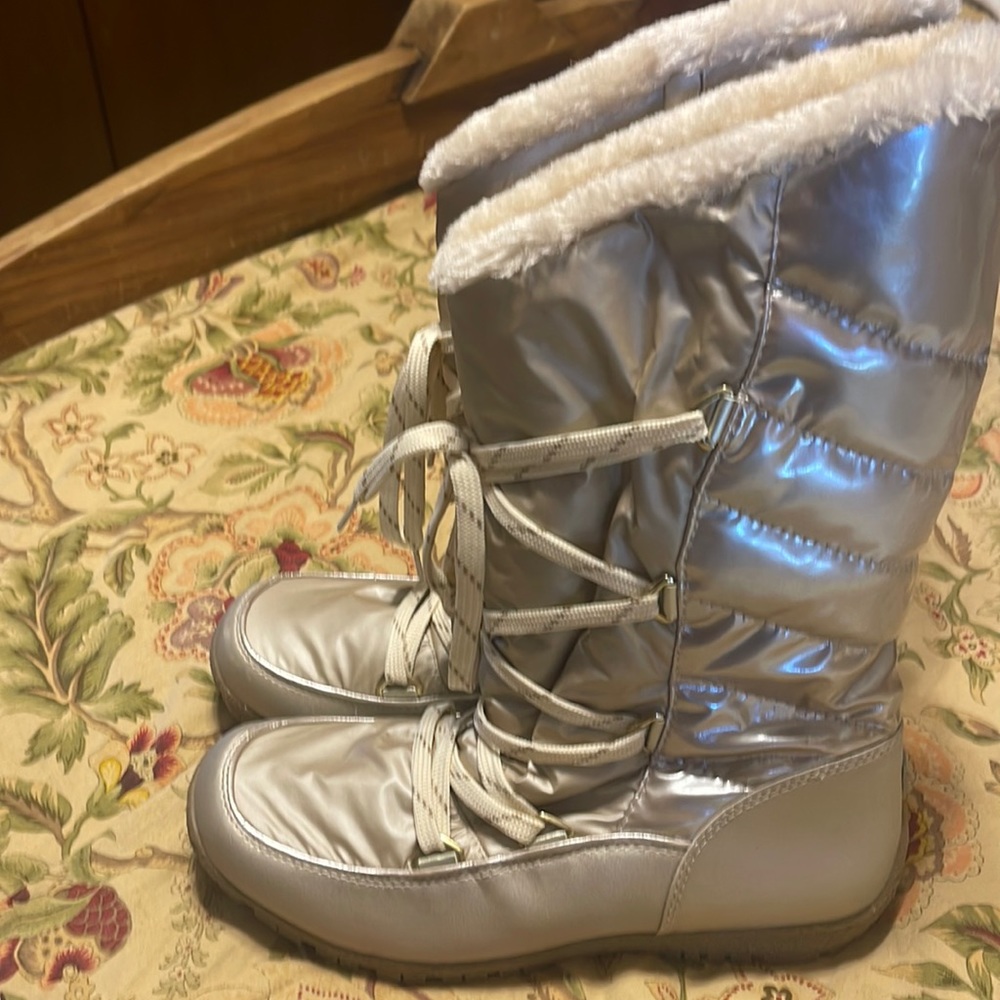 Snow boots